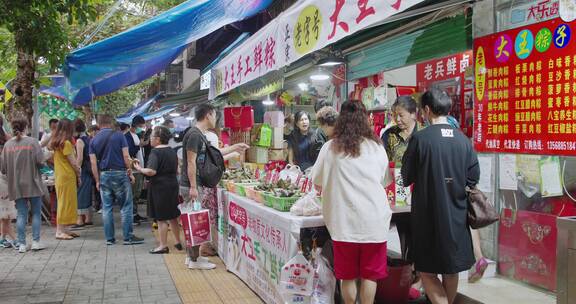 端午节成都马鞍街商铺忙碌准备包粽子