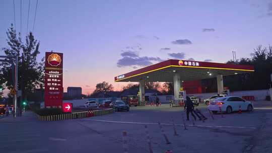 晚霞中的中国石油加油站