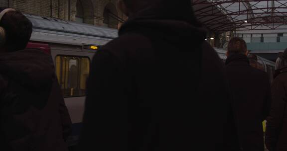 伦敦地铁站站台上等待的通勤者