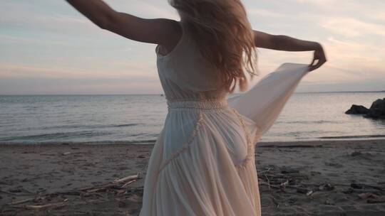 女孩穿着裙子在海滩上跳舞
