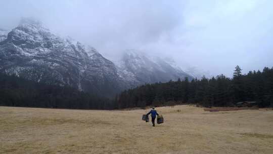 农民在雪山脚下