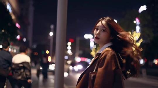 街拍夜景美女回头唯美伤感镜头