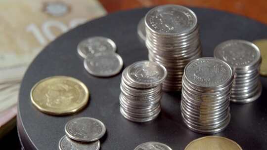 成堆的加拿大货币硬币在一个不断增长的业务