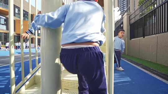 幼儿园小孩子们玩耍视频