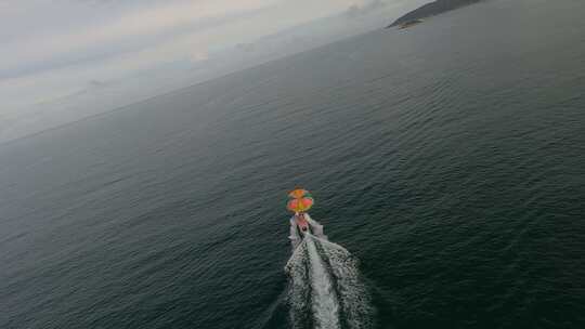 fpv穿越机航拍大海上拖伞海边滑翔伞摩托艇