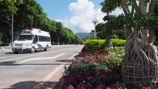 镇康县城南伞道路旁绿化景观与行驶救护车