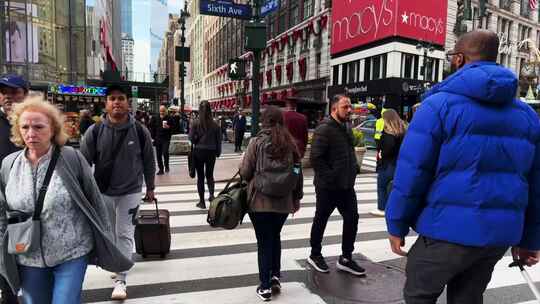 纽约市中心街头人流红绿灯人行道汽车出租车