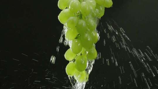 绿葡萄入水瞬间