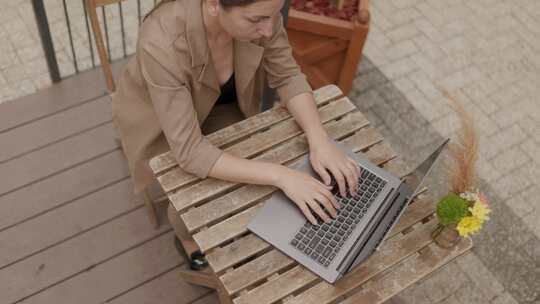 疲劳的女商人坐在她旁边未使用的户外笔记本