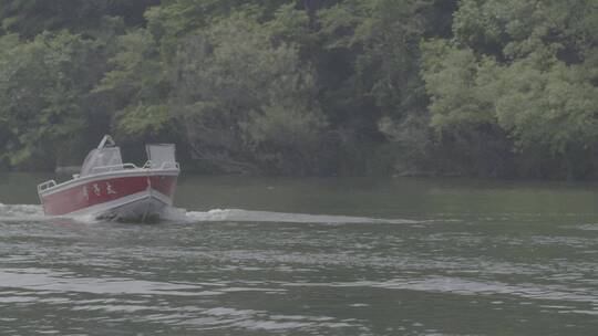 景区水面游船上乘船游玩的游客