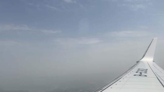 飞机降落第一视角飞机窗外城市建筑风光风景视频素材模板下载