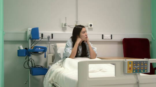病人坐在病床上视频素材模板下载