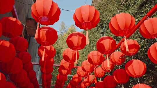 家门口灯笼红灯笼乡村农村过年春节新年氛围视频素材模板下载