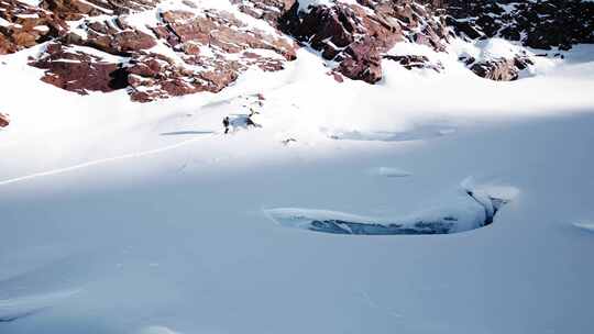 山，雪，徒步旅行者，岩石