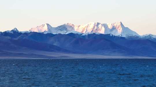 西藏唐古拉山山脉下的纳木措雪山湖泊风景