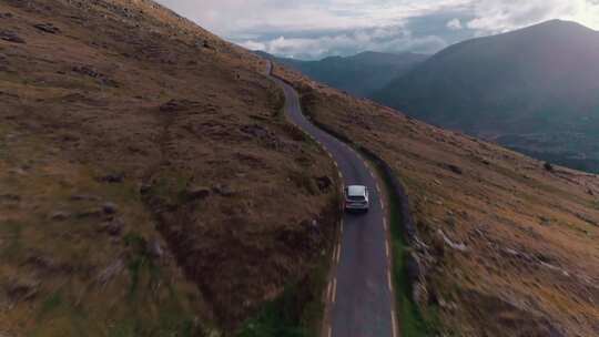 在山间天线旁的道路上行驶的汽车