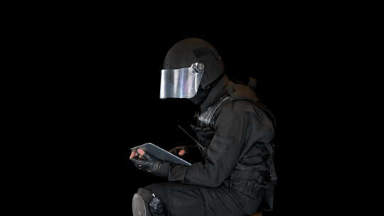 特警队军官坐着使用数字平板电脑，阿尔法频道