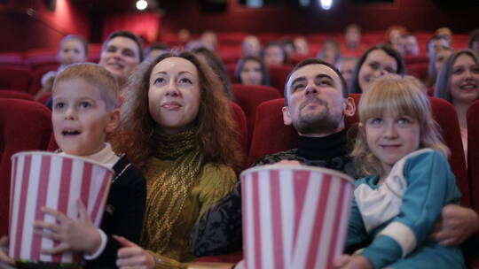 一家四口在电影院看电影视频素材模板下载