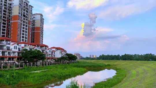 彩云 城市 别墅 小区 飞鸟 蓝天 河堤 骑车