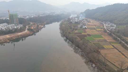 流经安徽休宁县龙湾村的率水河畔周边风景