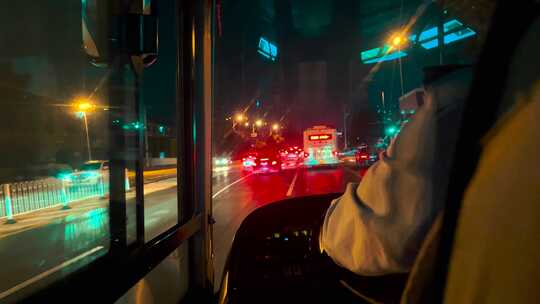 公交车夜景视频素材模板下载