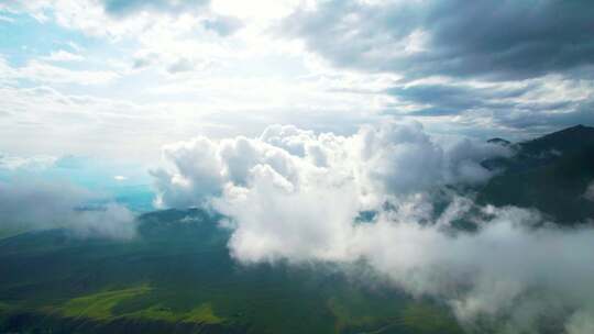 空中俯瞰云海山脉景观