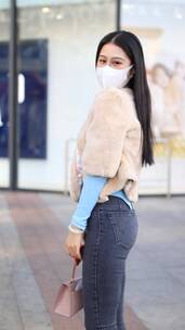 济南商圈街拍，街头时尚女孩背包展示