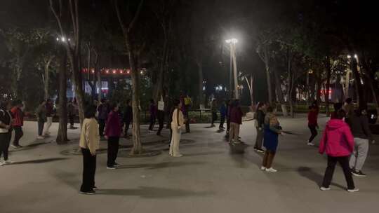 城市夜景广场小区公园跳舞锻炼身体的人