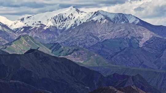 新疆天山山脉托木尔峰