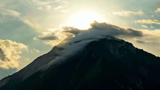 勇攀高峰日照金山航拍山顶