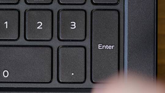 顶视图手指按下输入键盘按钮特写