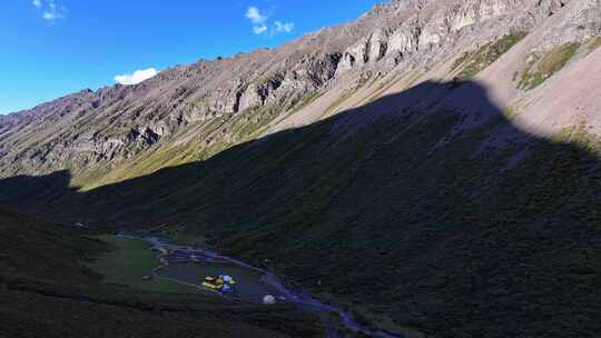 航拍攀登横断山脉乌库楚雪山的登山者大本营