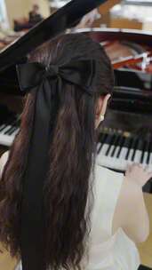 唯美的女生在弹钢琴女生练习弹钢琴过程