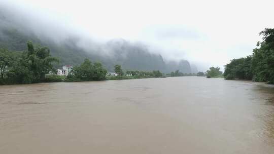 雨季河水暴涨洪灾