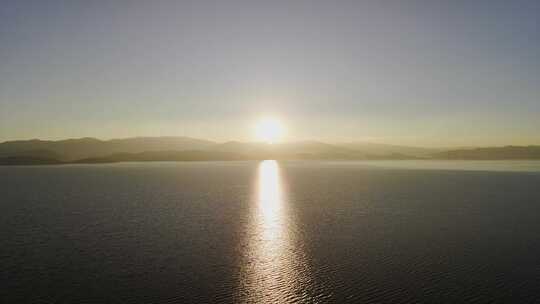 湖泊日出洱海日出阳光清晨视频素材模板下载