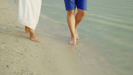 赤脚沿着沙滩行走的情侣 视频素材模板下载