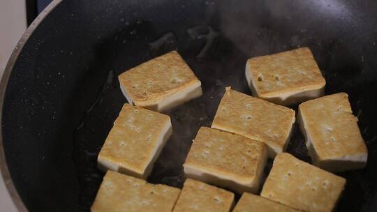 煎豆腐炸豆腐臭豆腐视频素材模板下载