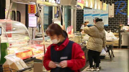 小吃店内顾客与店员的日常互动