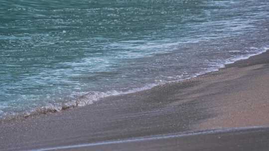 海浪海水冲刷拍打海滩礁石