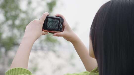 女孩拿着相机拍照拍风景视频素材模板下载