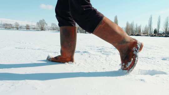 走在雪地上