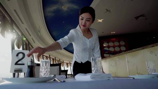 酒店服务员整理餐具视频素材模板下载