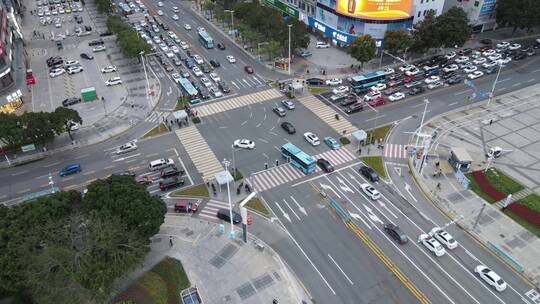 下班晚高峰的十字路口