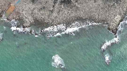 航拍海浪冲打海岸