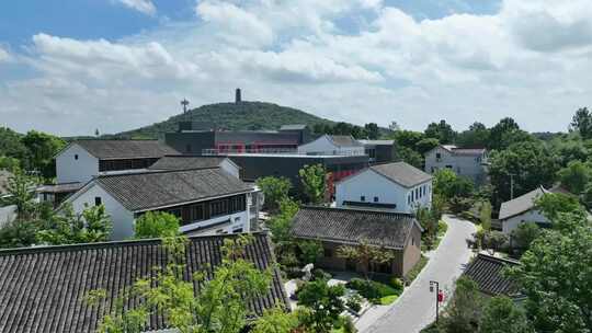 乡村房屋风景，远处有山的宁静景象