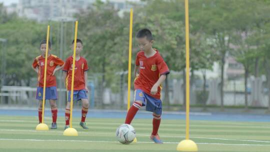 小朋友球场踢足球儿童小孩踢球运动草坪奔跑视频素材模板下载