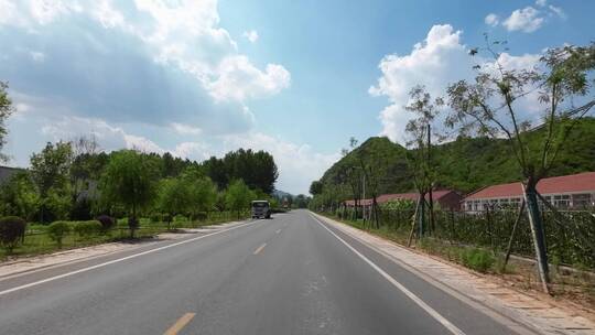 开车视角行驶在公路上  沿途风景