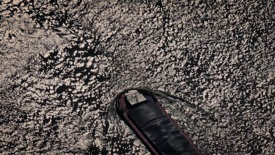 上海黄浦江上的货船