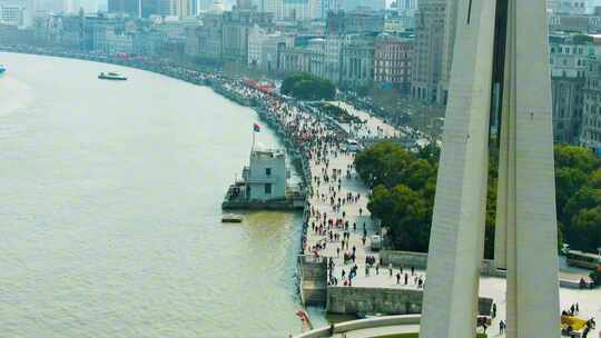 上海外滩人流如织的繁华景象