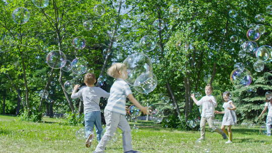 孩子们在草坪上玩泡泡